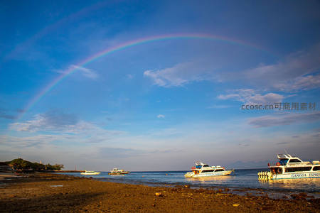 海港上空彩虹高挂，游船停泊岸边，蓝天白云映衬如画美景