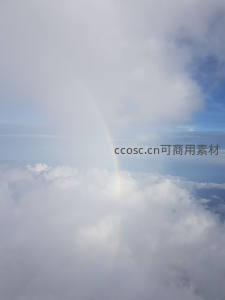 云层之上彩虹若隐若现，仿佛通向天堂的神秘之桥