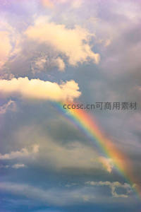 云海翻腾间彩虹斜挂，霞光与七彩交织成壮丽天空交响曲