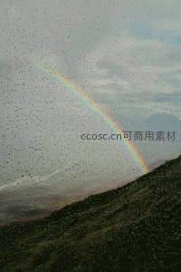 雨滴覆盖玻璃，窗外彩虹若隐若现如梦境