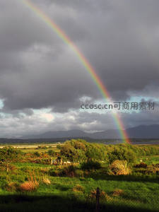山野间的双彩虹奇景