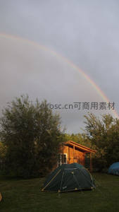 露营帐篷下的彩虹拱门