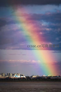 城市上空的彩虹与云层交织