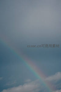 阴云密布天空中隐约可见彩虹