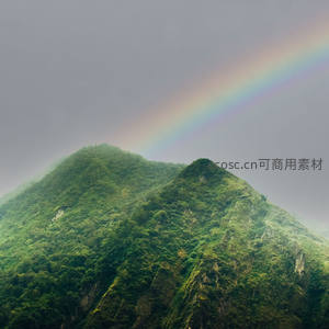 雨后青山现彩虹，自然奇景如画卷