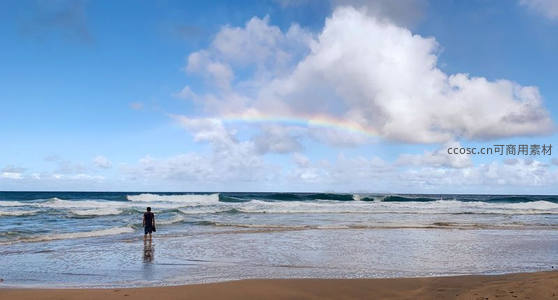 海边漫步遇彩虹，浪花轻吻脚踝间