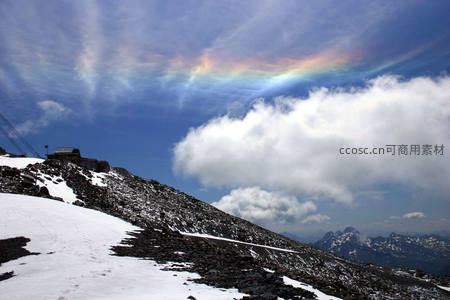 雪山之巅现虹霓，云海翻腾气象新