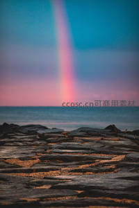 黄昏时分海面上的垂直彩虹