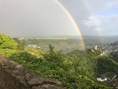 双彩虹横跨山谷古堡，雨后风光如画