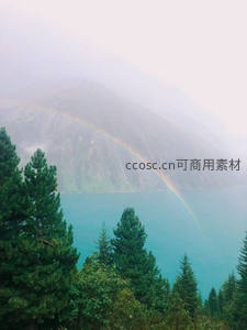 湖光山色间彩虹隐现，静谧仙境