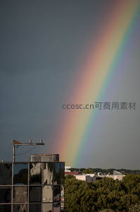 城市上空绚丽双彩虹