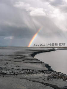 滩涂雨幕中彩虹若隐