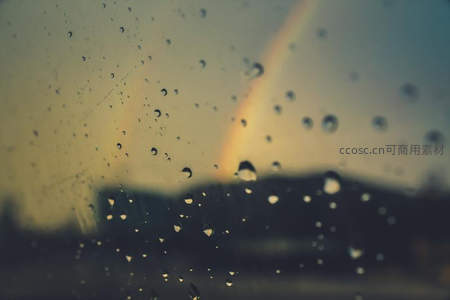 雨滴窗前彩虹现，黄昏美景入画来
