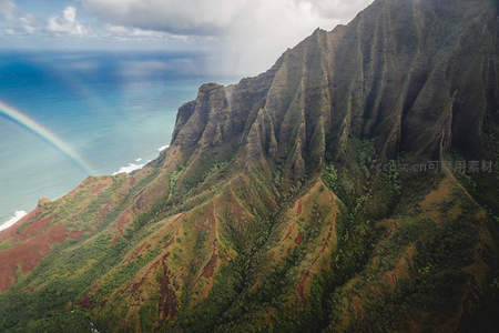 航拍海岸峭壁彩虹连接碧海