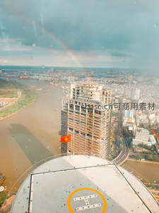 高空俯瞰城市彩虹与未完工摩天楼
