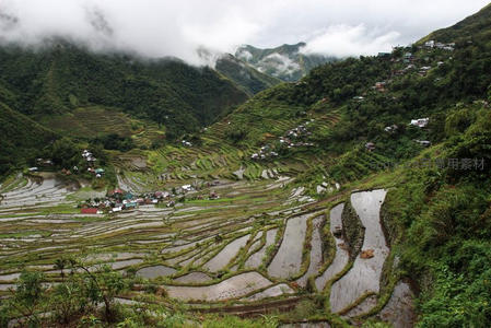 云雾缭绕山谷中的梯田村落