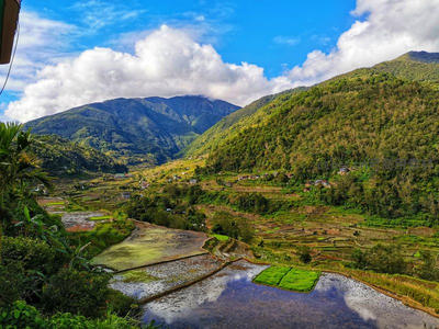 青山环抱梯田如画，云影倒映水镜中