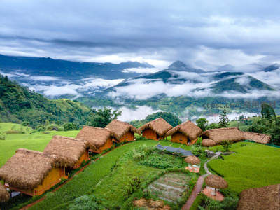 茅草屋点缀云海梯田，世外桃源景致