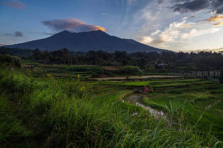 火山脚下梯田美，夕照云霞染天边