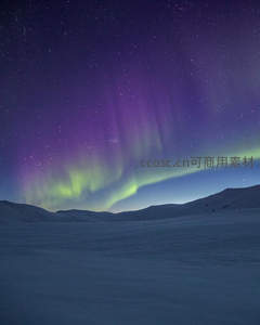 雪原之上紫绿光，星河浩瀚映苍茫