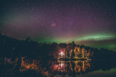 极光下的湖畔森林夜景