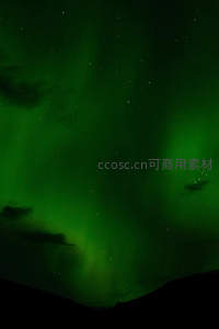 绿色极光划破夜空