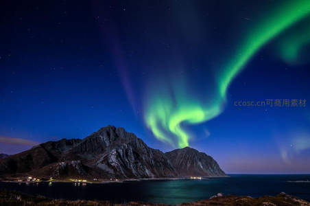 极光舞动山海间，星夜如梦