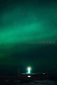 灯塔守望极光，星河下的温暖光点