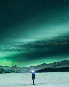 雪域高原上，头灯人影仰望璀璨极光与星河