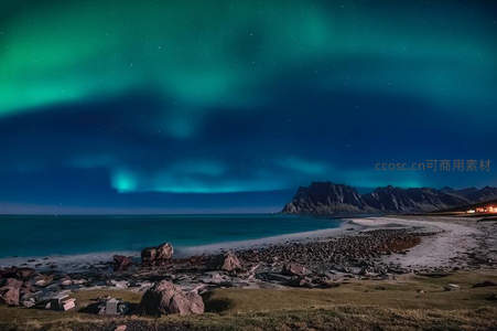 极光笼罩静谧海滩夜景
