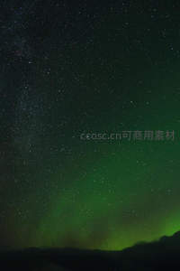 星河之下极光轻拂地平