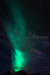 极光如帘垂落山巅