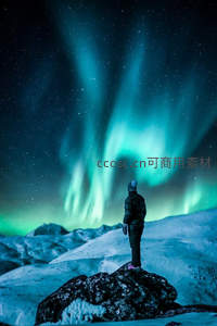 孤影仰望，极光下的人间渺小