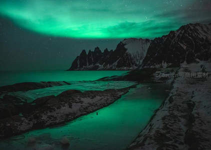 极光舞动雪峰之巅，夜空如梦似幻