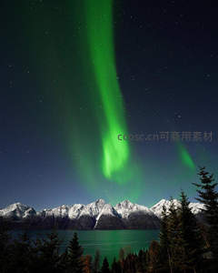 极光舞动雪山湖畔夜空