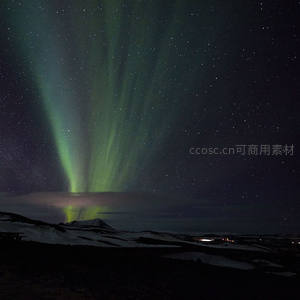 星河之下，极光如柱照雪山