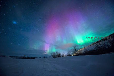 极光舞动雪原夜空，星河璀璨如梦
