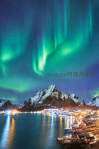 极光映照渔村灯火，山海共舞夜色