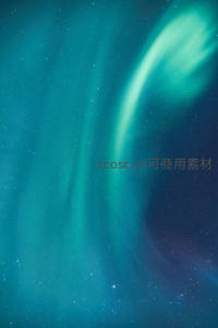 仰望苍穹，极光如丝带飘逸