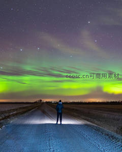 极光下的孤独旅人仰望星空
