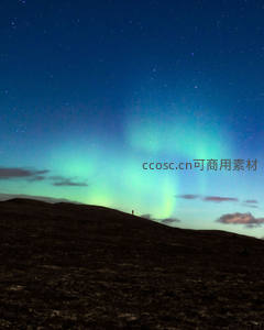 山丘剪影下极光舞动夜空