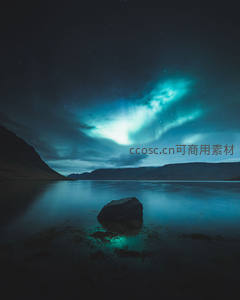 湖心孤石静卧，蓝绿极光映照水面如仙境