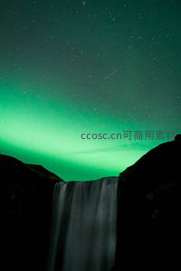 瀑布之上极光与流星共舞夜空