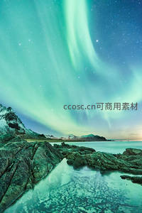 海岸岩石映衬极光如梦似幻