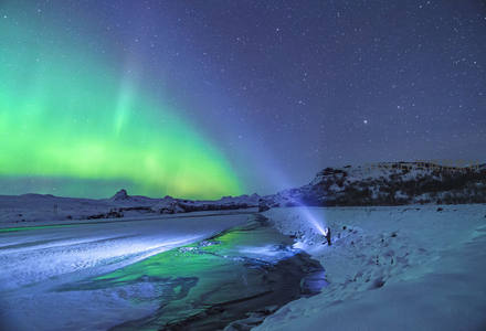 极光舞动雪原夜空