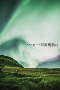 旅人仰望苍穹极光流泻