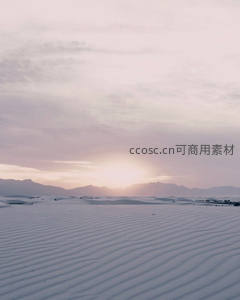 粉紫霞光下的白色沙丘与远山剪影