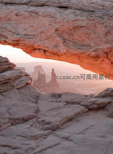 天然石拱门框住夕阳下的峡谷奇景