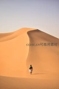 一人独行沙海，背影融入橙色世界