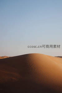 风蚀沙丘纹理，天空湛蓝无垠